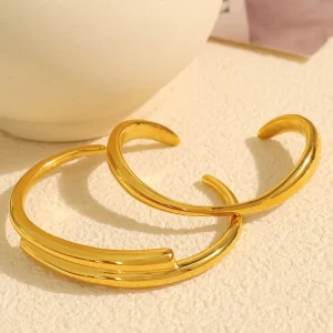 18K Gold Plated Curved Open Bangle Stylish Design Titanium Steel Bracelet for Commute Friendly Versatile