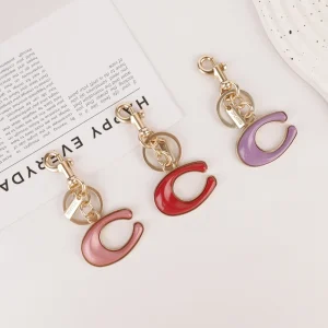 Charming Red Letter C Bag Charm, Gold Clip Keychain, Enamel Metal Accessory for Women’s Daily Use