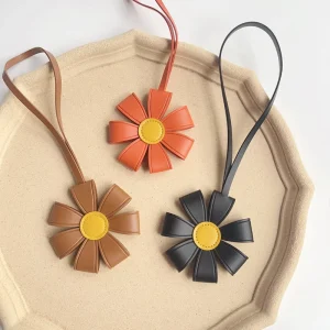 Creative PU Leather Sunflower Daisy Keychain Floral Bag Pendant Fashion Bag Charm Backpack Shoulder Bag Hanging Decor Key Ring