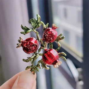 Creative Realistic New Fashion Brooches High Grade Female Delicate Fruits Pomegranate Brooch Temperament Jewelry and Accessories