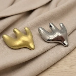 Customized Zinc Alloy Carved Pin Brooch with Laser Engraved Gold Plated Fashion Badge for Clothing & Luggage