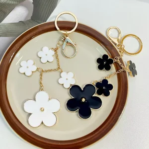 Cute Metal Flower Key Pendant Fashionable Cartoon Keychains and Car Key Chains Bag Pendants Keyring