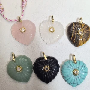 D837 Fashion Natural Gemstone Carved Heart Shape Quartz Jade Turquoise Obsidian Stone Pendants for Friends Gift