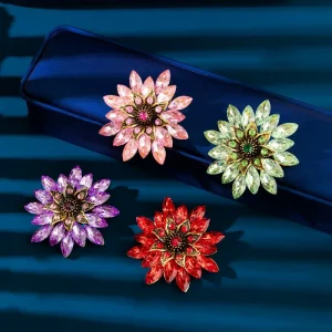 Designer Brooches Women Big Flower Crystal Brooch Pins for Women Rhinestone Brooch Clothes Metal Pin Fashion Jewelry Gifts