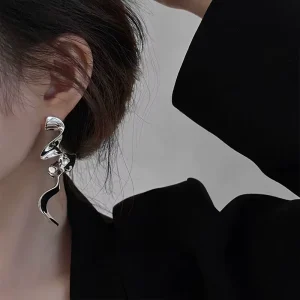 Designer Smooth Twisted Metal Stud Earrings for Women 18K Gold Color Trendy Ladies Daily Ear Accessories Fashion Jewelry