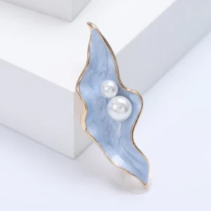 Elegant Gold Plated Cream Enamel Alloy Brooch Irregular Curved Leaf Dual Pearl Embellished Design Lapel Pin for Fashion Jewelry