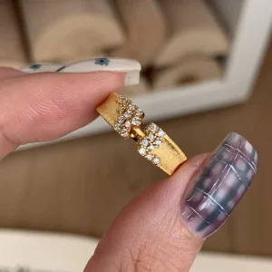 Elegant Retro Women’s Fashion Ring New Style Exquisite Light Luxury Versatile Trendy High End Ring with Simple Zircon Inlay