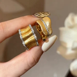 Elegant Retro Women’s Fashion Ring New Style Exquisite Light Luxury Versatile Trendy High-End Ring with Simple Zircon Inlay
