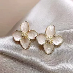 Elegant Vintage Metal Enamel Flower Shaped Earrings for Women Retro White Black Green Red Flower Stud Earrings Jewelry