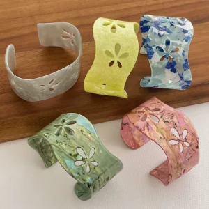 European American Fashion Hollowed out Flower Resin Bracelet Vintage Colorful Cuff Bangle for Vacation