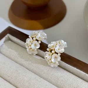 Exquisite Shell White Pearls Flower Hoop Earrings for Women Female Sweet C Shape Earrings Design Modern Jewelry Ear Accessories