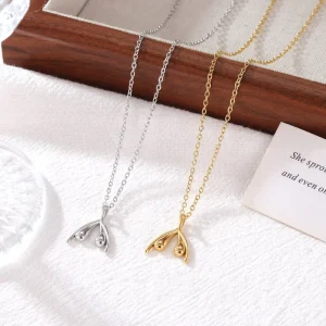 Exquisite and Luxurious Gold Pendant Necklace Elegant Sophisticated Fish Tail Necklaces Simple Fashionable High Quality Jewelry