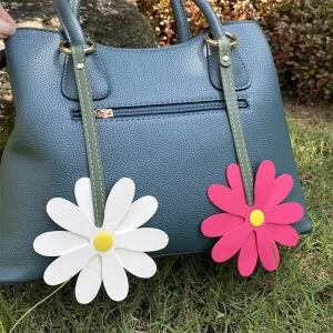 Fashion Personalized PU Leather Daisy Keychain Adornment Handbag Pendant Bag Charm Decoration Gifts Charm Hanging for Women Bags
