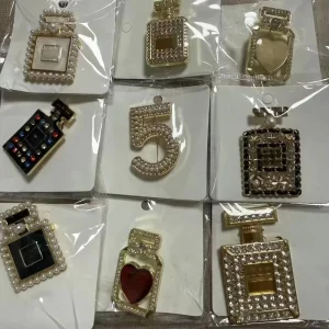 Fashion Vintage Designer Luxury Brooches Personalized Rhinestone Bottle CC Pearl Brooches Suitable for Woman Parties