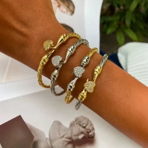 Fashion and Unique Women Highend Luxury Copper Bracelet Set with Zirconia Featuring a Heart Shaped Design That Can Be Adjusted