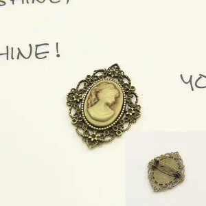 Fashionable Party Brooches for Adults Wedding Jewelry Accessories 13*18 Cat’s Eye Brooch Rhinestone Studded Alloy Brooches