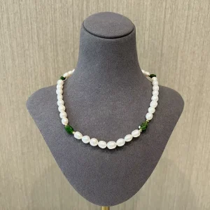 Fashionable Resort Style Natural Pearl White Green Irregular Copper Chain Unique Design Collarbone Short Necklace