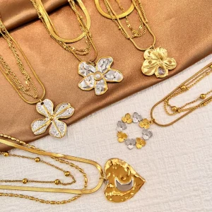 Fashionable Stainless Steel Necklace with Dual color Flower Pendant Unique Design High end and Versatile Jewelry