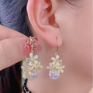French Luxury Fashion Drop Earrings for Women Fresh Vacation Style Diamond Studded Flower Pearl Elegant Light
