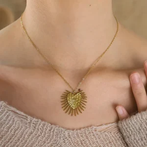 French style Vintage Instagram inspired 18K Gold Pendant Necklace with a Radiant Heart shaped Hammered Texture new Foreign