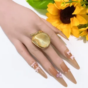 Gold Plated Striped Seashell Shape Statement Ring Retro Textured Conch Finger Ring Elegant Chunky Beach Style Jewelry for Women