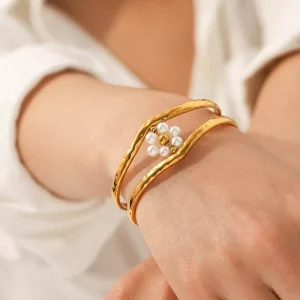 High end Temperament Fashion 18K Gold Plated Stainless Steel Flower Shape Hollow Pearl Opening Bracelet for Womens Party Gifts