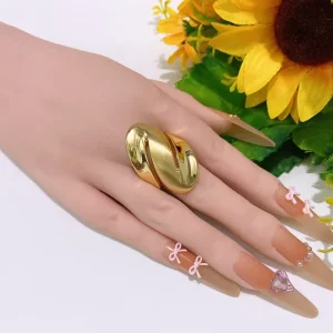 Hollow Large Alloy Ring Gold Plated Smooth Fashion Ring