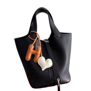 Leather Shape Heart Alphabet Letter Key Chain Pendant Ornament Luxury Car Keychain Accessories Designer Bag Charms