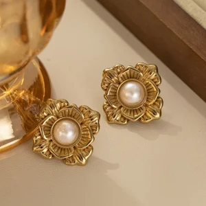 Light luxury fashion new earrings European and American style palace classical white retro pearl earrings