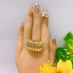 Luxurious Exaggerated Hollow Large Ring Alloy Gold Plated Smooth Fashion Ring