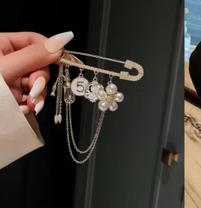 Luxury Designer Brooches for Women Fashion Inspired Perfume Pin Jewelry Wedding Occasions New Arrival Gift Decoration
