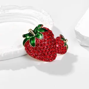 Luxury Elegant Cute Red Crystal Strawberry Brooch Sweet Charming Fruit Pin Rhinestone Alloy Fruit Pins for Women Fruit Corsage