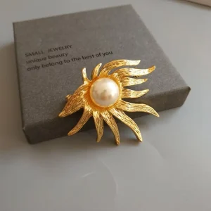 Luxury Jewelry Recommendation Gold Plated Pearl Brooch Custom Designer Brooch Pin for Coat Pearl Jewelry Latest Design