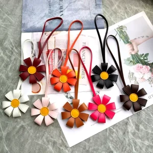 Luxury Premium PU Leather Handmade Sunflower Daisy Flower Keychain Contrast Floral Handbag Car Pendant Bag Accessory