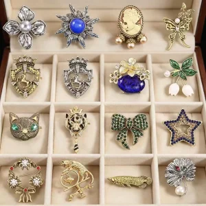 Luxury Vintage Flower Alloy Brooch Crystal Suit Lapel Pin Elegant Women’s Coat Accessory for Wedding Party Gifts