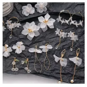 New Fashion Trend White Acrylic Flower Drop Earrings Female Acrylic Alloy Tassel Chain Pendant Earrings Korean Wedding Earrings