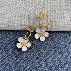 New Style Cute Fresh Simple White Flower Enamel Luxury Fashion Earrings Women