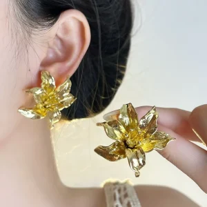 New Trendy Three dimensional Flower shaped Exaggerated Earrings Featuring a Simple and Fashionable Style