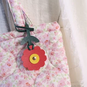 PU Leather Flower Bag Charm Cute Floral Pendant Keychain for Women Designer Handbags Personalized Gift Floral Bag Accessory