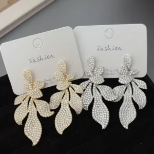 Popular Design Micro Pave Zircon Leaf Earrings for Woman Fashion Jewelry
