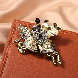Retro Medieval Warrior Horse Brooch Enamel Inlaid Black Stone Clear Rhinestone Antique Gold Finish Lapel Pin for Fashion Jewelry