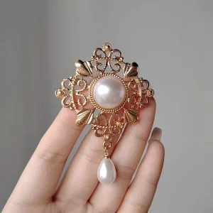 Retro Style Badge Brooch Versatile Temperament New Brooches With Pearl Gorgeous Hollow Patterns Women’S Accessories
