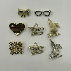 Style Metal Brooches Rhinestone Bow Glasses Heart m Star JS Floral CC Rabbit Rector Pins Eco Hardware for Garment Bags Hats