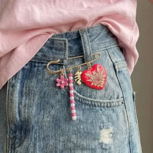 Sweet Heart shaped Brooch with Colorful Diamonds Small Pink Flowers Fashionable and Cute Multi element Brooch Clothing