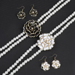 The Bride’s Dress Is Versatile and Fashionable. It Features a Stylish Pendant.
