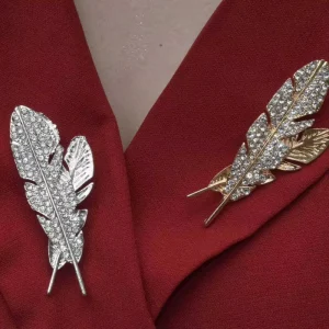 Trendy Diamond Feather Fashion Brooches Pins Rhinestone Brooches for Women Coat Pin Scarf Buckle Corsage Clothing Accessories