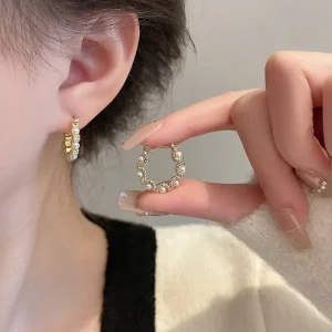 Unique Retro Metal Circle Pearl Hoop Earrings for Women New Fashion Trend Elegant Personalized Girls Party Jewelry Birthday Gift