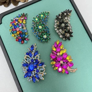 Vintage Alloy Brooches for Women Unique Colorful Glass Inlaid Lapel Pins Elegant Statement Costume Jewelry Pins
