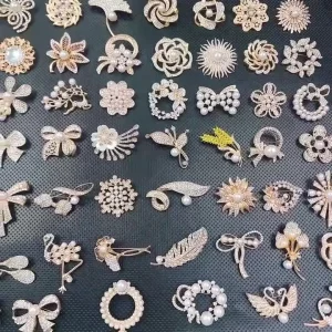 Vintage Crystal Acrylic Bead Metal Brooch Pins Rhinestone Jewelry Brooches for Men Women Brooch Hijab Pins Accessories