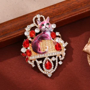 Vintage Cute Cat Zinc Alloy Brooch Pin Crystal Rhinestone Shimmering Animal Design Red Gold Finish Party Wedding Accessories